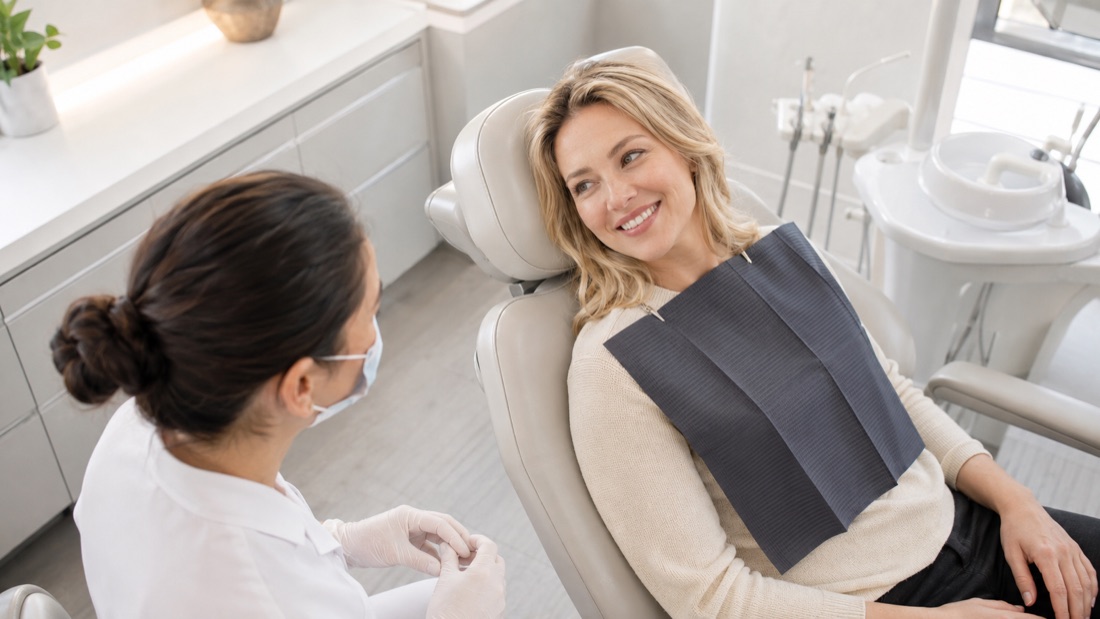 Patiente souriante en consultation dentaire au cabinet Clear Smile à Nyon