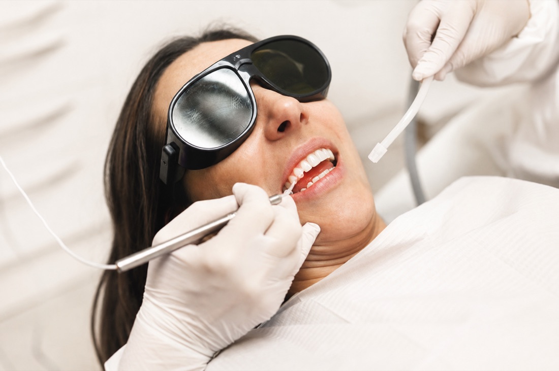 Patiente en soin parodontal au laser diode, avec lunettes de protection, chez Clear Smile