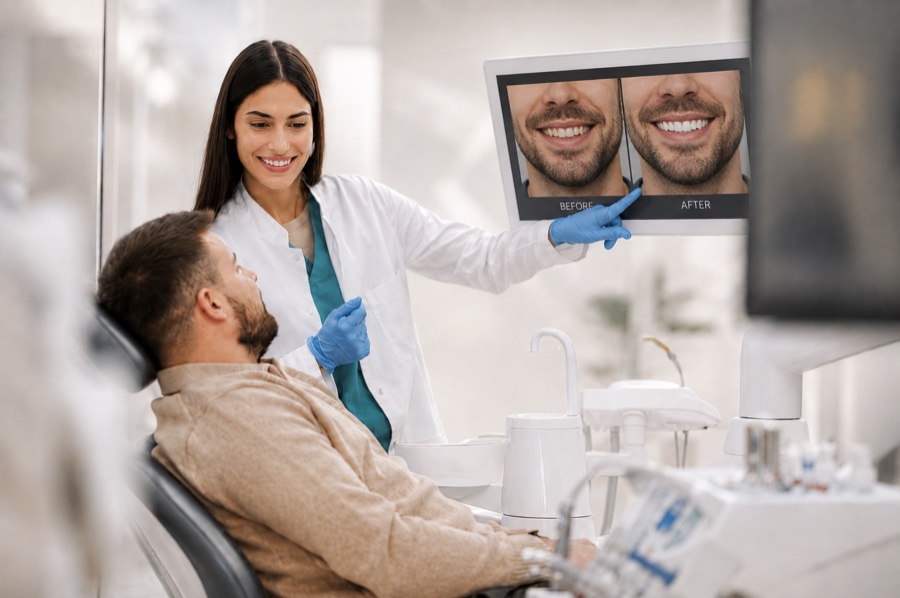 Dentiste présentant une simulation avant/après à un patient chez Clear Smile à Nyon