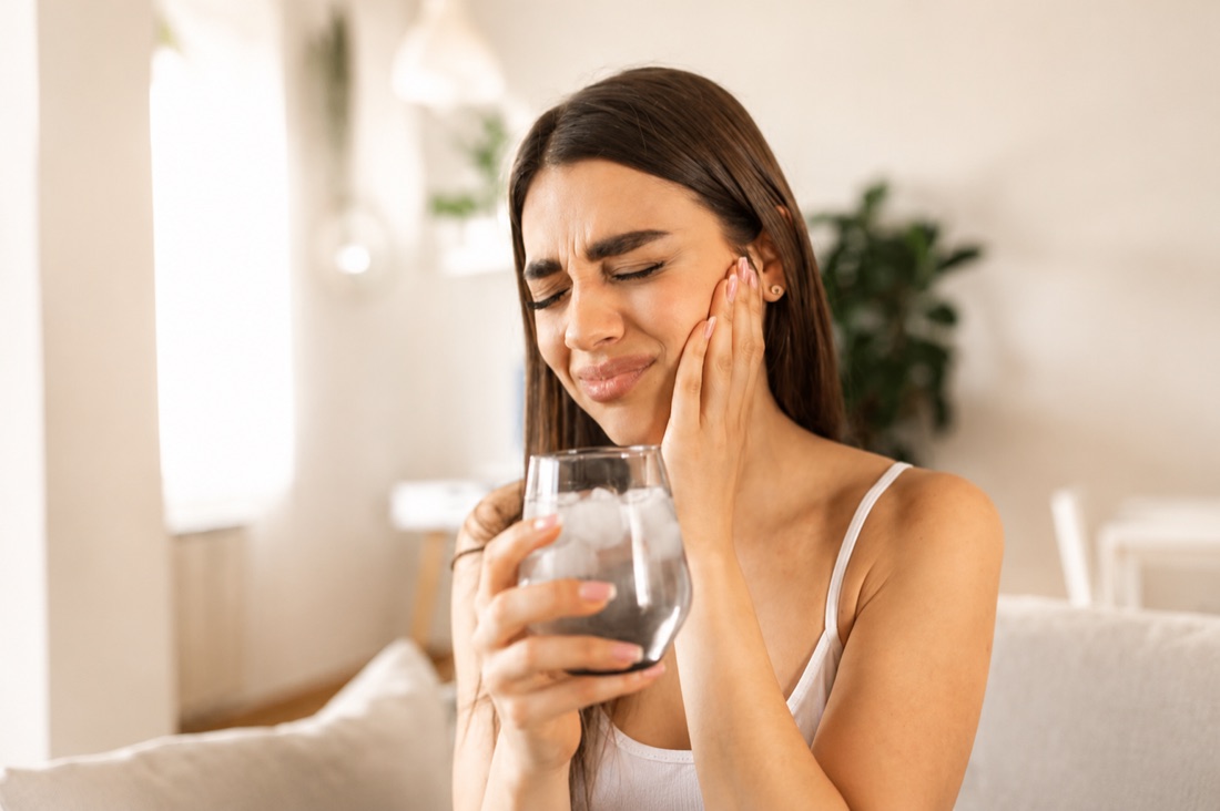 Personne souffrant d'une douleur dentaire, tenant sa joue