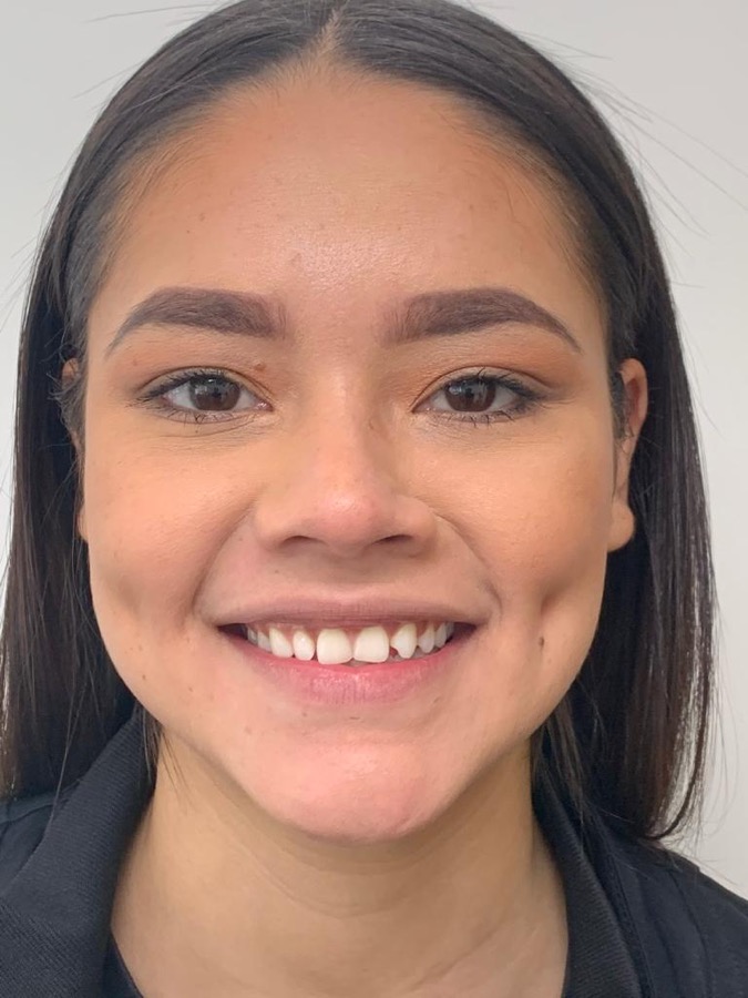 Exemple de photo correcte : visage entier, face à l'objectif, sourire naturel